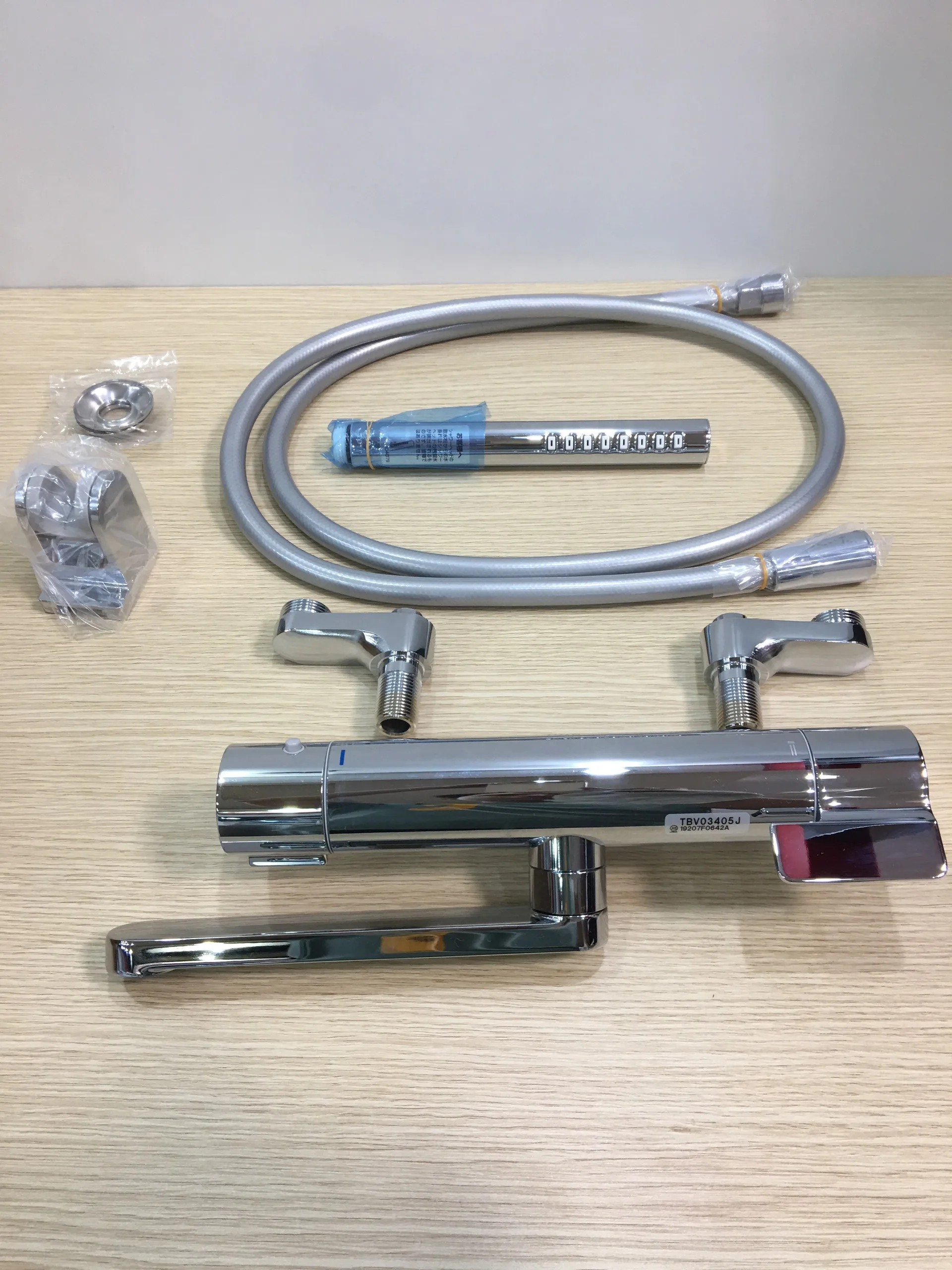 Sen tắm TOTO TBV03405J không chế nhiệt độ, tay cầm kiểu dáng mới - Ảnh 4